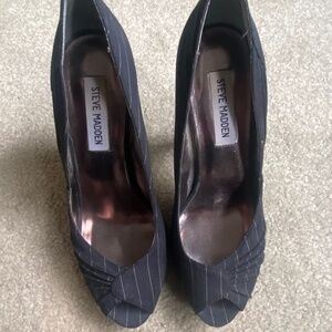 Steve Madden Black and Tan Pinstripe Material Open-Toes Pumps, Size 8
